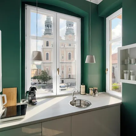 Market Square Spot 포즈난